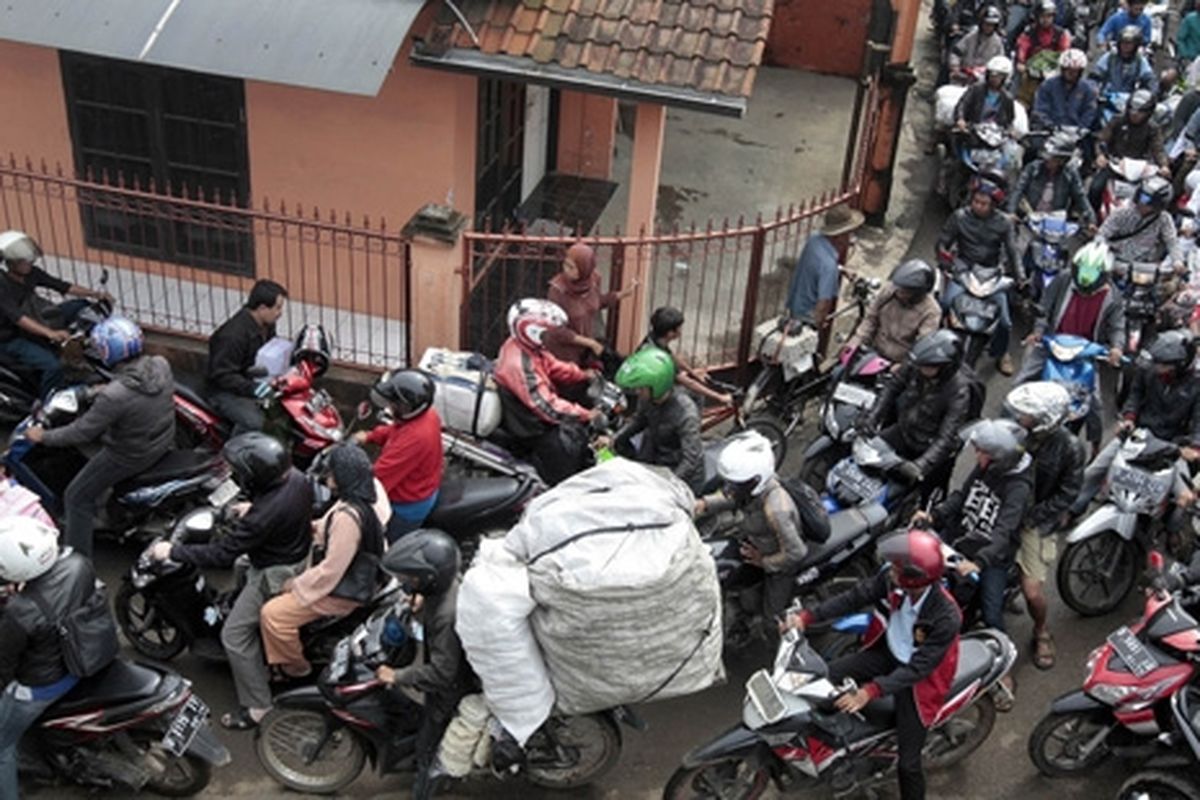 Sepeda motor menjadi angkuran rakyat yang paling fleksibel