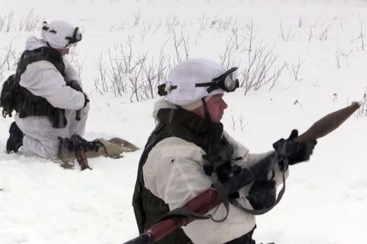 Dua orang anggota Marinir Rusia tengah mencoba granat berpeluncur roket (RPG) dalam latihan militer yang digelar di Murmansk dengan suhu minus 30 derajat Celcius.
