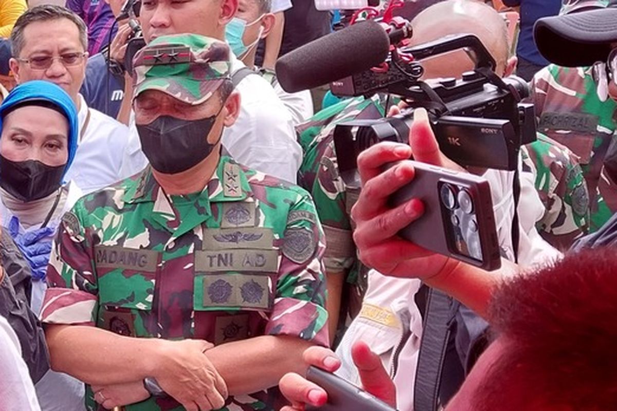Panglima Komando Daerah Militer (Pangdam) III Siliwangi, Mayor Jenderal TNI Dadang Arif Abdurahman mendampingi Gubernur Jawa Barat, Dedi Mulyadi, saat berbincang dengan keluarga korban ledakan amunisi Garut di RSUD Pameumpeuk, Garut, Jawa Barat, Selasa (13/5/2025).