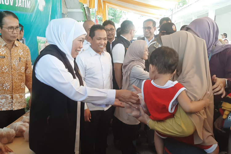 Gubernur Jawa Timur Khofifah Indar Parawansa berikan telur gratis untuk ibu yang punya anak di Lumajang