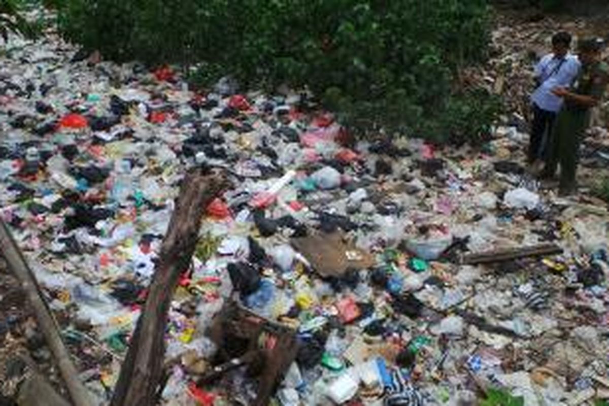Kali Cipinang di wilayah RW 04 Prumpung, Cipinang Besar Utara, Jatinegara, Jakarta Timur dipenuhi sampah yang menumpuk. Senin (25/11/2013).