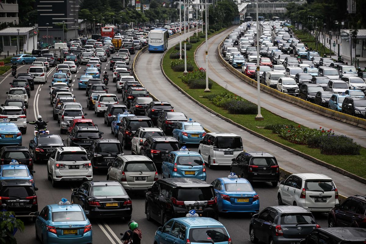 Bus transjakarta melenggang di antara kemacetan di Jalan M.H Thamrin, Jakarta Pusat, Kamis (6/2/2020). Lembaga Pemantau Kemacetan Lalu Lintas TomTom memastikan Jakarta ada di posisi ke-10 kota termacet di dunia pada 2019 dengan indeks kemacetan 10 persen.