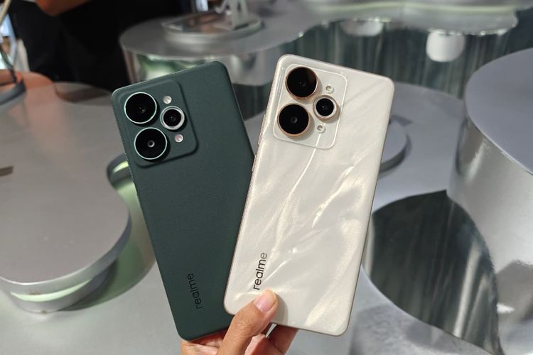 Varian warna Realme 15 Pro di Indonesia, yakni Flowing Silver (kanan), Velvet Green (kiri).