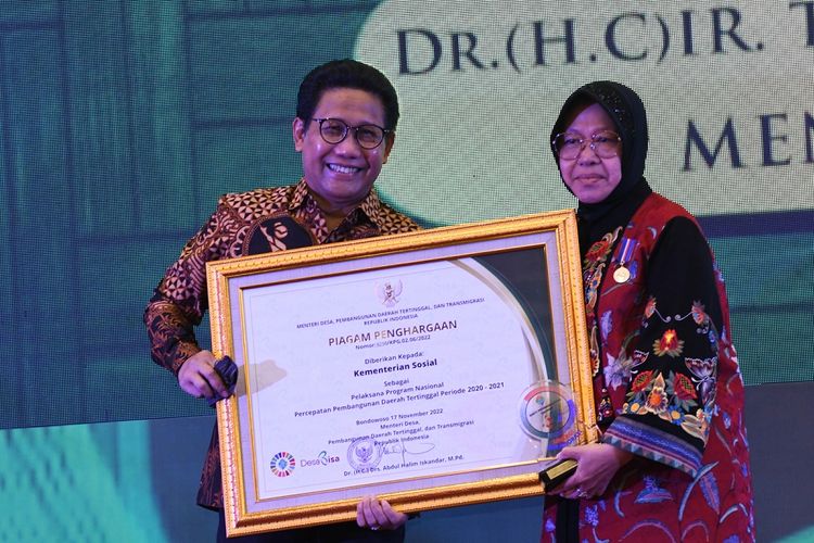Kementerian PDTT memberikan piagam penghargaan kepada Kemensos atas kontribusinya sebagai pelaksana Program Nasional PPDT di Grand Padis Hotel Bondowoso, Jawa timur, Kamis (17/11/2022).
