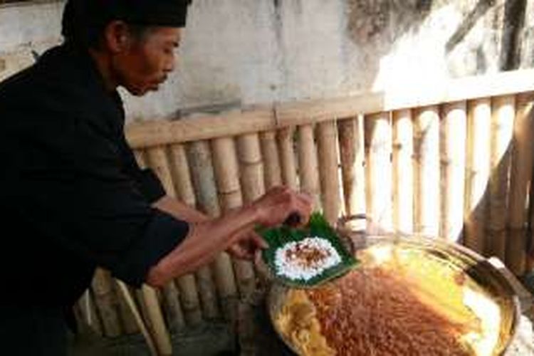 Masyarakat Desa Banjar, Kecamatan Licin, Kabupaten.Banyuwangi. Jawa Timur, saat memasak gula nira di Using Culture Festival 2016.