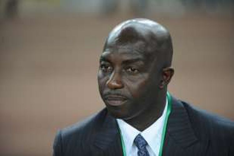 Pelatih Nigeria, Samson Siasia, menyaksikan timnya melawan Ethiopia di Abuja, 27 Maret 2011.