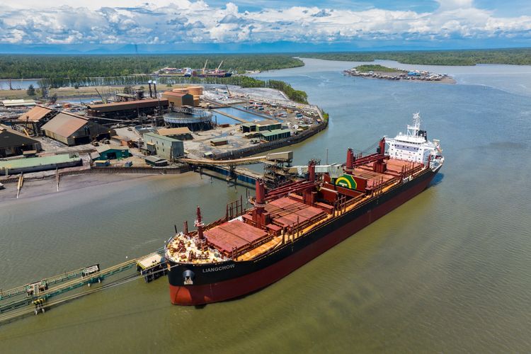 PT Freeport Indonesia (PTFI) melakukan pengiriman perdana konsentrat tembaga ke smelter PTFI di Kawasan Ekonomi Khusus (KEK) Java Integrated Industrial and Port Estate (JIIPE), Gresik, Jawa Timur pada Kamis (13/6/2024).  