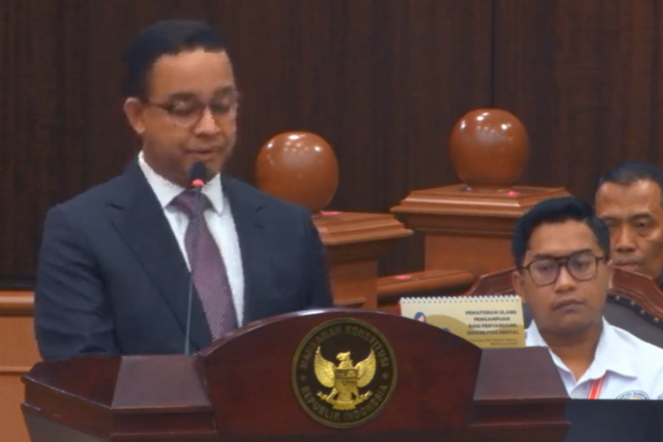 Calon presiden nomor urut 1 Anies Baswedan saat menyampaikan pernyataan dalam sidang perdana sengketa hasil Pilpres di Gedung Mahkamah Konstitusi (MK), Jakarta, Rabu (27/3/2024). 