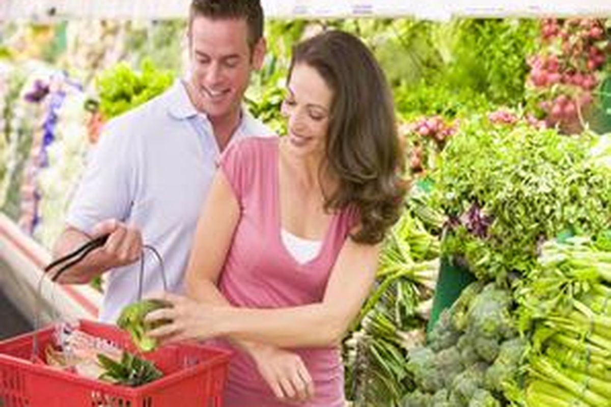 Berbelanja makanan sehat bersama pasangan akan saling memacu satu sama lain hidup lebih sehat. Sekaligus sebagai sarana untuk meningkatkan kedekatan dan komunikasi. 