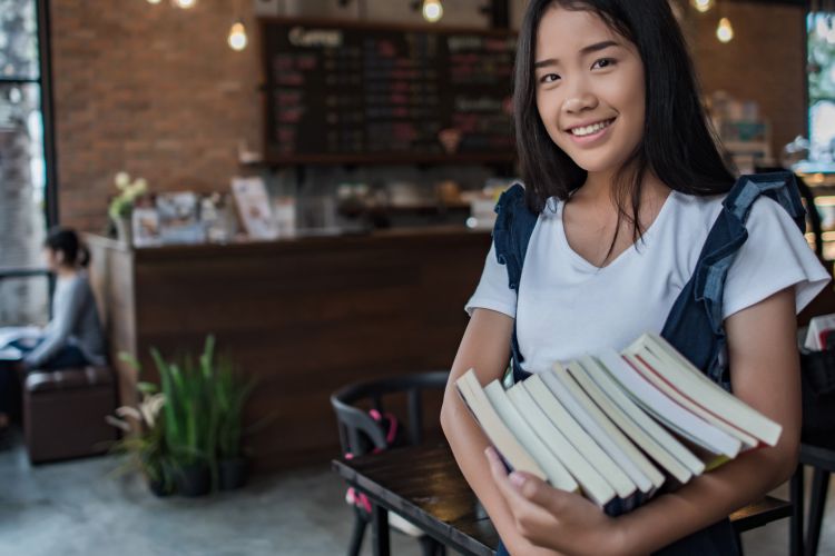 7 Tips Orangtua Membangun Self-Esteem Anak Perempuan 