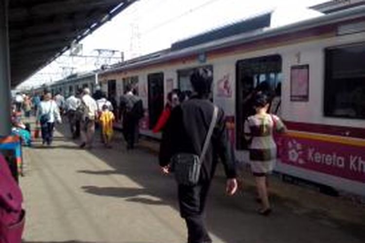 Suasana Stasiun Bekasi pada Senin (21/04/2014)