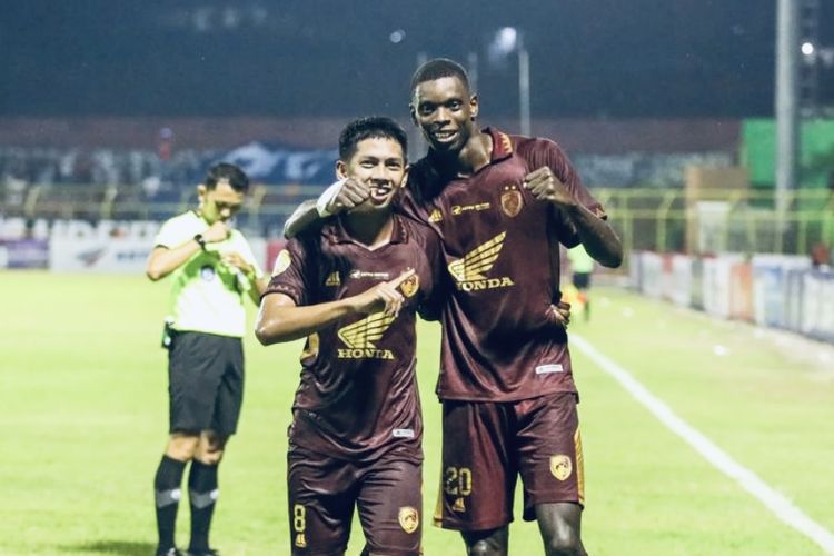 Pemain PSM Makassar Ananda Raehan dan Adilson saat laga pekan ke-16 Liga 1 2023-2024 melawan Arema FC yang berakhir dengan skor 3-0 di Stadion Gelora BJ Habibie Parepare, Jumat (20/10/2023) malam.