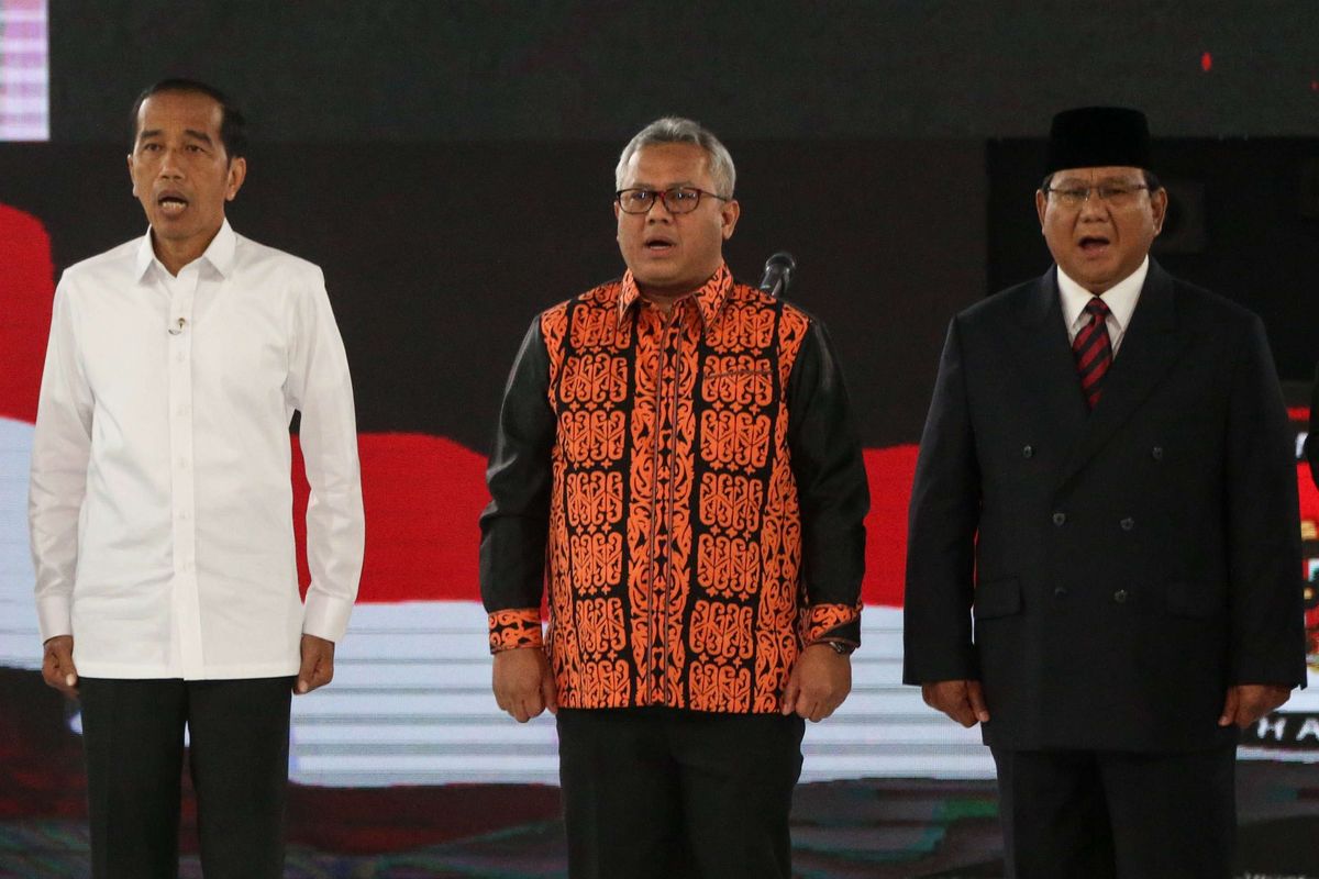 Calon presiden nomor urut 01 Joko Widodo (kiri), Ketua KPU Arief Budiman (tengah) dan Calon presiden no urut 02 Prabowo Subianto  memaparkan pada Debat Keempat Calon Presiden Pemilu 2019 di Jakarta, Minggu (30/3/2019). Debat malam ini menggambil tema ideologi, pemerintahan, pertahanan dan keamanan, serta hubungan internasional.