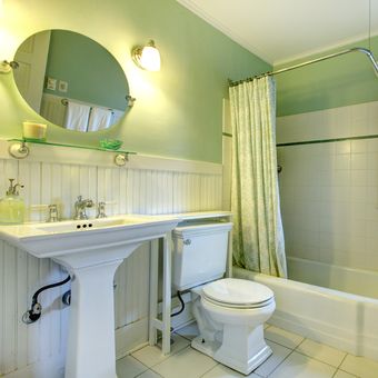 Ilustrasi dinding warna pastel di kamar mandi. 