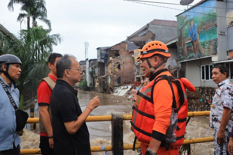 Gubernur Bali Wayan Koster meninjau dampak banjir di Pasar Kumbasari, Jalan Sulawesi, Jalan Gajah Mada, dan Hasanuddin, Denpasar, Rabu (10/9/2025).