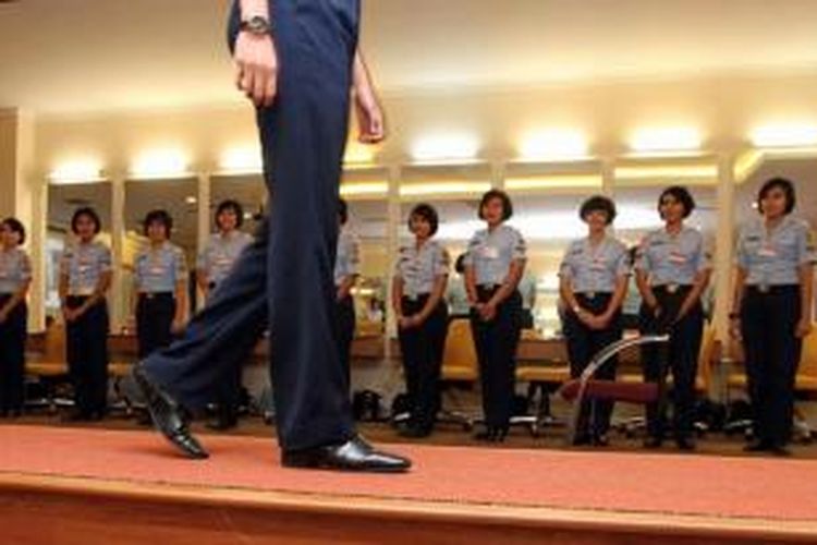 Wanita Udara TNI Angkatan Udara mendapatkan pelatihan menjadi pramugari di Pusdiklat Garuda, Kosambi, Jakarta Barat, Kamis (26/6/2014). Pelatihan keselamatan penerbangan bagi awak kabin semakin menjadi prioritas utama bagi maskapai penerbangan.