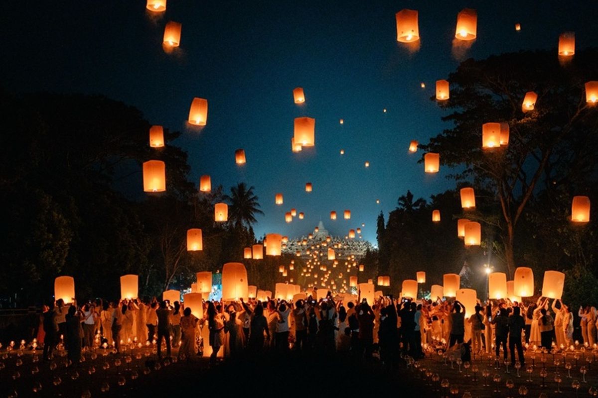 IDM memberdayakan sejumlah pelaku UMKM lokal pada Perayaan Waisak 2025 di Candi Borobudur.