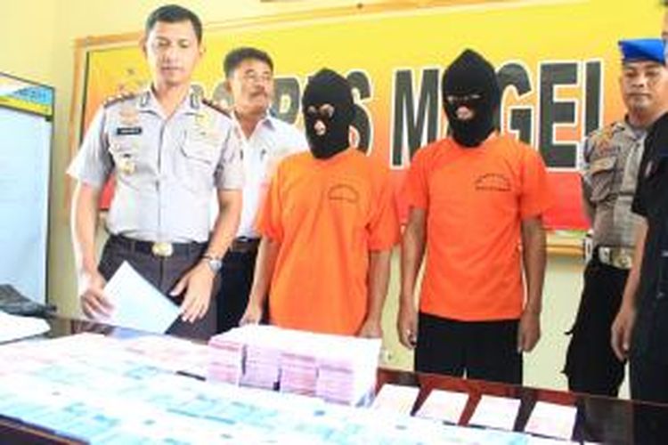 Dua tersangka pengedar uang palsu senilai Rp 450 Juta di Mapolres Magelang, Rabu (25/11/2015)