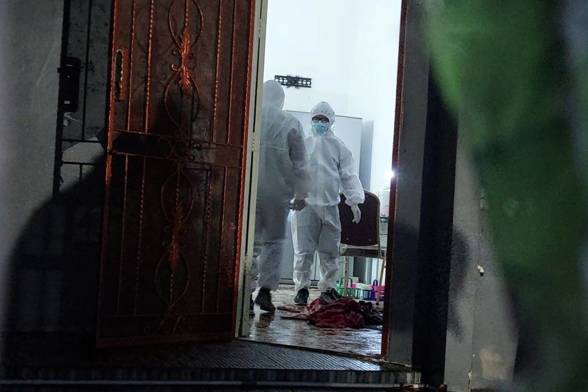 Petugas PMI mendisinfektan rumah yang menjadi lokasi ditemukannya 4 orang meninggal dunia dalam keadaan membusuk, di Citra Garden, Kalideres, Jakarta Barat, Sabtu (12/11/2022). 