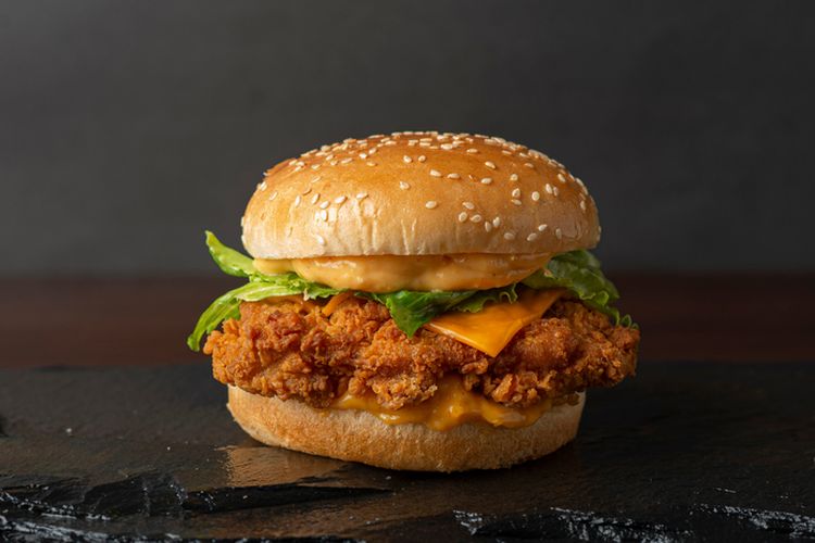 Ilustrasi chicken burger atau burger ayam.