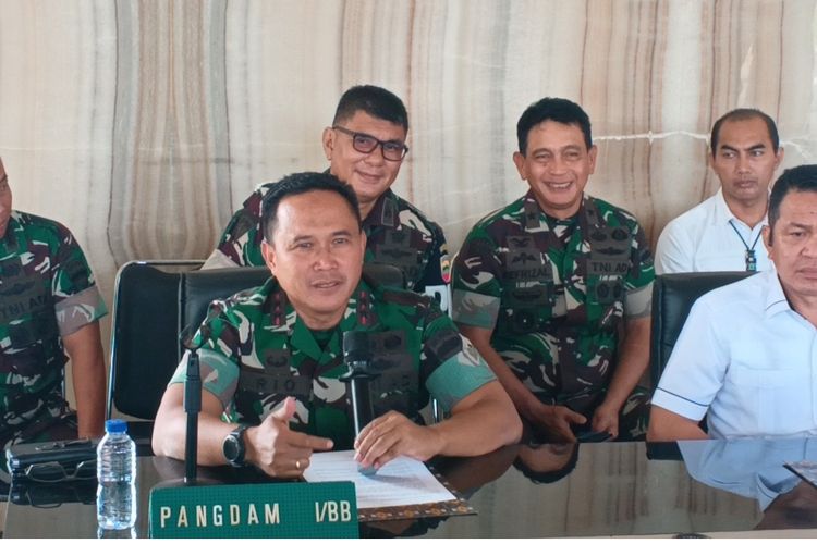 Pangdam 1/Bukit Barisan, Mayjen TNI Rio Firdianto saat menjawab pertanyaan wartawan terkait pembunuhan yang dilakukan Serka Holmes terhadap eks anggota TNI Andreas Sianipar di Kodam 1 Bukit Barisan, Jumat (27/12/2024)