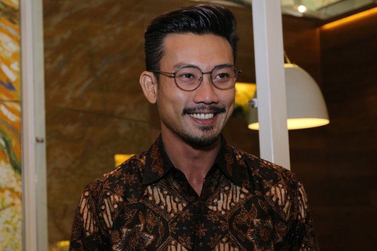 Denny Sumargo diabadikan usai konferensi pers film Kartini di Plaza Indonesia, Jakarta Pusat, Rabu (5/4/2017).