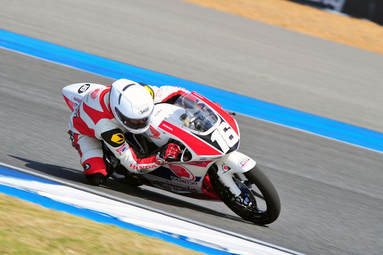 Pebalap belia asal Indonesia dari tim Astra Honda Racing Team (AHRT) Mario Suryo Aji. 