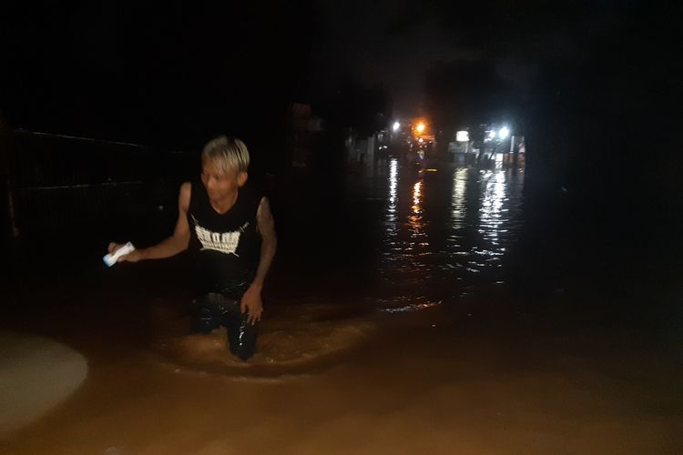Jalan Sayang penghubung Jatinangor, Sumedang-Rancaekek, Bandung terendam banjir hingga tidak dapat dilalui kendaraan, Jumat (28/2/2020).