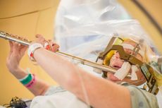 Perempuan di AS Mainkan Flute Saat Jalani Operasi Bedah Otak