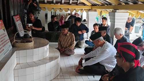Ziarah ke Makam Pendiri Ponorogo dan Kiai Ageng Besari, Ganjar: Belajar dari Sejarah agar Bijaksana