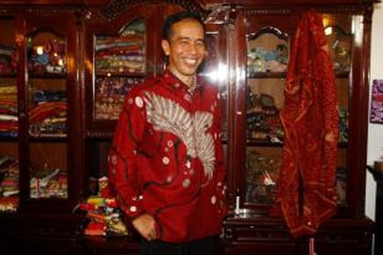 Calon presiden Joko Widodo mengunjungi Pusat Batik Trusmi Pesona Batik, Cirebon, Jawa Barat, ambruk akibat kelebihan beban, Rabu (18/06/2014). Joko Widodo dalam pesannya mendukung industri kreatif berbasis budaya untuk terus dikembangkan dan dipasarkan untuk kesejahteraan perajin.