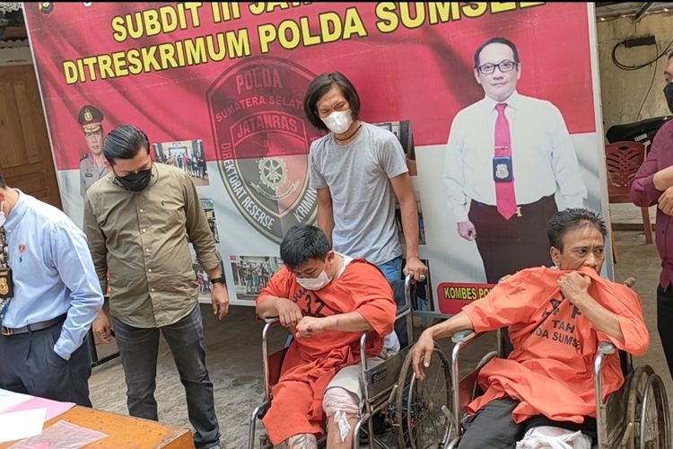 Dua tersangka komplotan bandit pecah kaca antar negara saat berada di Polda Sumatera Selatan, Selasa (2/11/2021).