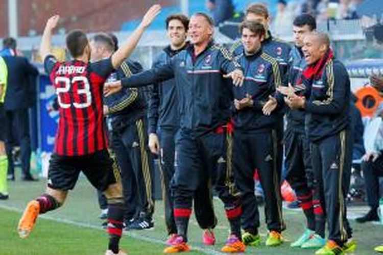 Gelandang AC Milan, Adel Taarabt, merayakan golnya dalam pertandingan lanjutan Serie-A melawan Sampdoria, Minggu (23/2/2014). 