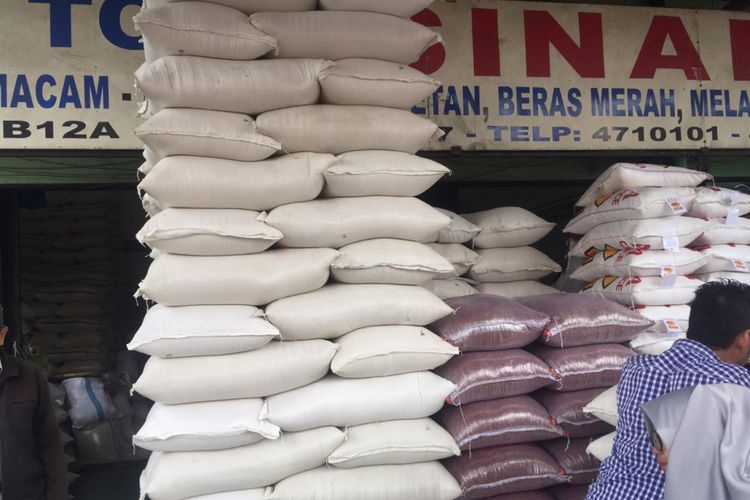 Stok beras yang dijual di pasar
