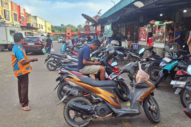 Pemerintah Kota Batam, Kepulauan Riau melalui Badan Pendapatan Daerah (Bapenda) Batam, Hari ini, Kamis (4/1/2024) masih memberlakukan tarif lama untuk parkir tepi jalan. Yakni sepeda motor atau roda dua Rp 1.000 dan mobil atau roda empat Rp 2.000.