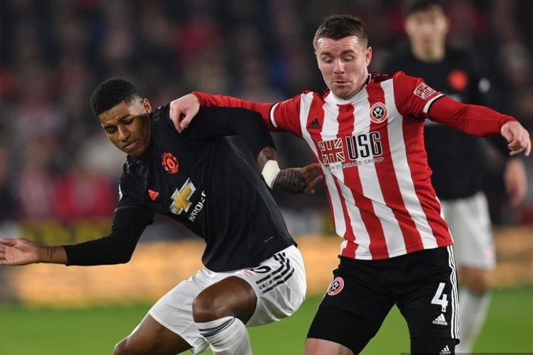 Marcus Rashford (kiri) dan John Fleck berebutan bola pada pertandingan Sheffield United vs Manchester United dalam lanjutan Liga Inggris di Stadion Bramall Lane, 24 November 2019. 