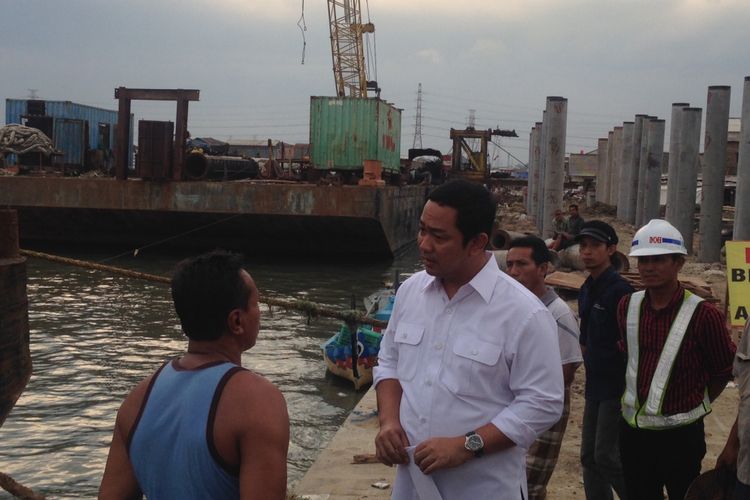 Wali Kota Semarang Hendrar Prihadi meninjau pekerjaan drainase di kampung nelayan Tambaklorok, Semarang, Senin (10/7/2017) sore