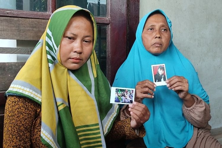 Siti Sholihah (42), bibi korban, bersama Badriyah (53) ibu korban, menunjukan foto Indah Fitriani, kepada Kompas.com di rumahnya, Rabu (8/5/2024). Indah ditemukan tewas mengambang di Sungai Tegalgubug Kecamatan Arjawinangun Kabupaten Cirebon, Jawa Barat, pada Minggu (5/5/2024) petang.