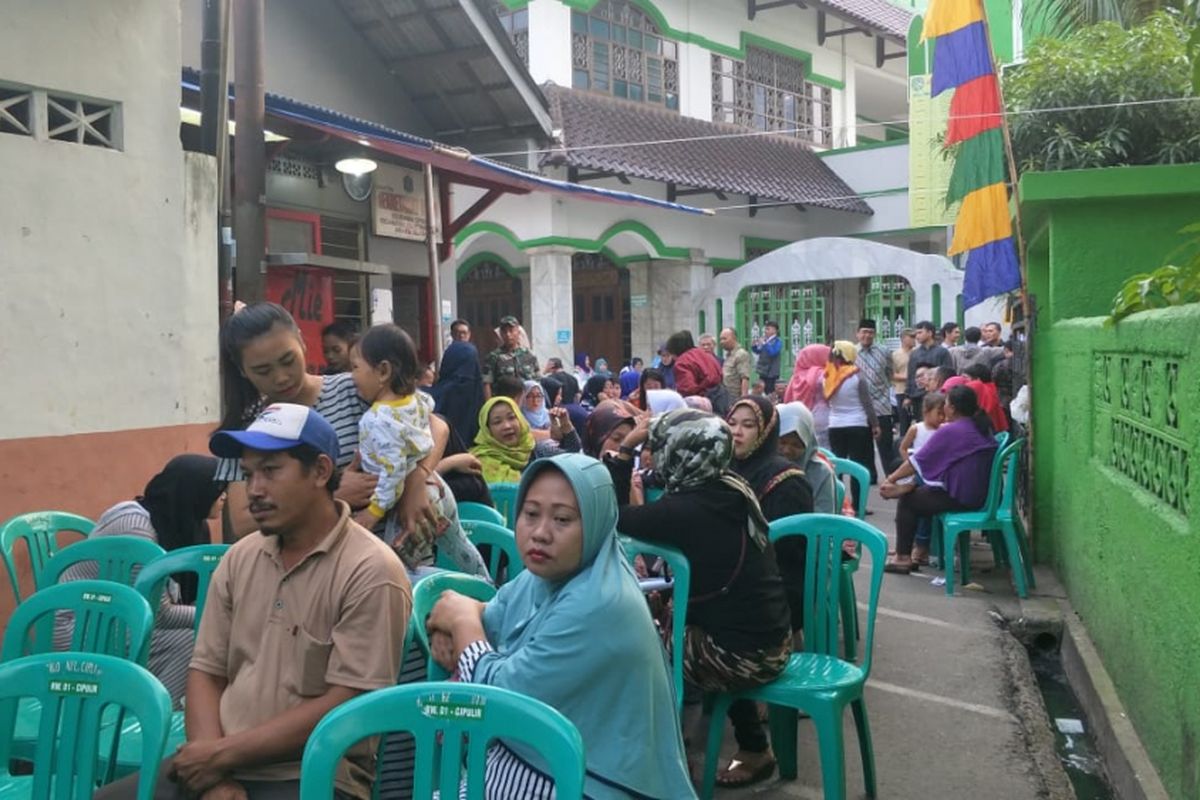 Warga menghadiri sosialisasi operasi bina kependudukan (biduk) yang digelar Sudin Dukcapil Jakarta Selatan di RW 001 Kelurahan Cipulir, Kebayoran Lama, Jakarta Selatan, Rabu (11/7/2018) sore.
