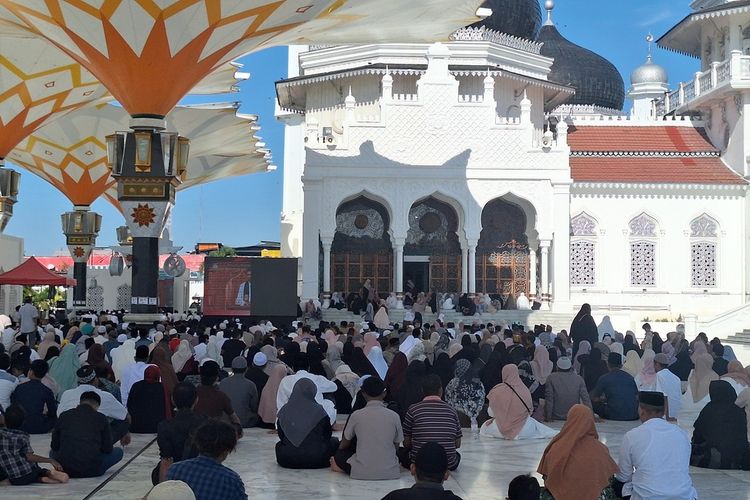 Peringatan gempa dan tsunami Aceh ke-21 di Masjid Raya Baiturrahman (MRB) Banda Aceh berlangsung khidmad. Seribuan jemaah larut dalam zikir dan doa, Jumat (26/12/2025).