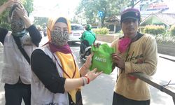 Tanggulangi Covid-19, Pensosmas Banten Bagikan 500 Paket Bantuan ke Masyarakat Rentan