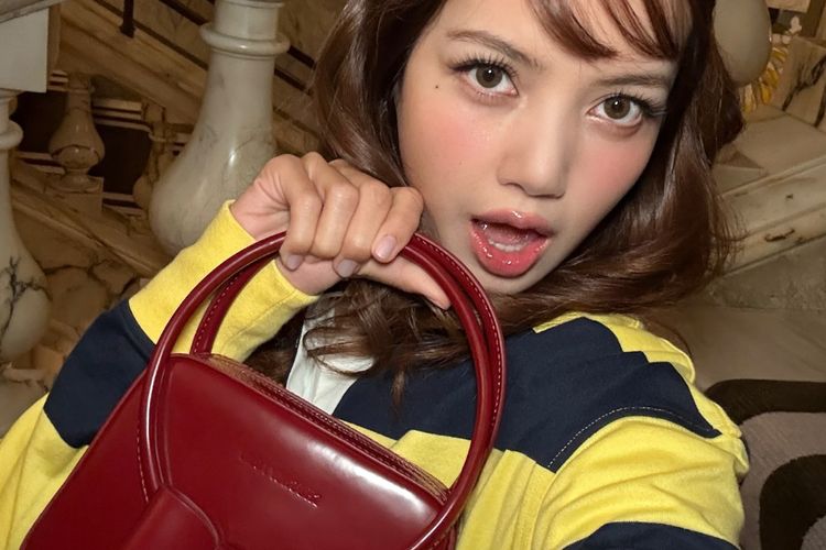 Lisa BLACKPINK kerap tampil dengan koleksi tas mewah, bahkan ada yang bernilai miliaran rupiah. Intip 7 pilihannya yang ikonik.