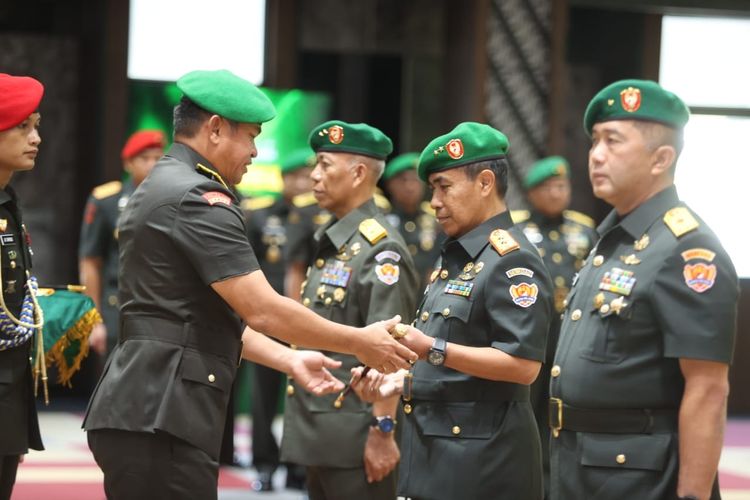 Kepala Staf TNI Angkatan Darat (KSAD) Jenderal Maruli Simanjuntak memimpin serah terima jabatan (sertijab) Komandan Staf dan Komando TNI AD (Danseskoad) di Mabesad, Jakarta Pusat, Jumat (2/2/2024).