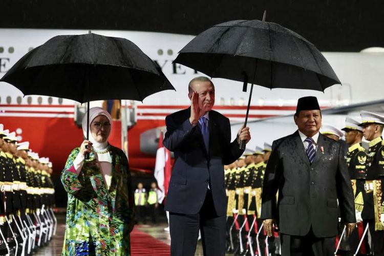 Presiden Turkiye Tayyip Erdogan dan Emine Herdogan tiba di Indonesia pada Selasa (11/2/2025).