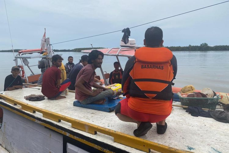 Lima nelayan Tarakan Kaltara akhirnya ditemukan. Perahu yang mereka tumpahi mengalami kerusaka mesin dan jangkar putus sehingga perahu terombang ambing di lautan lepas