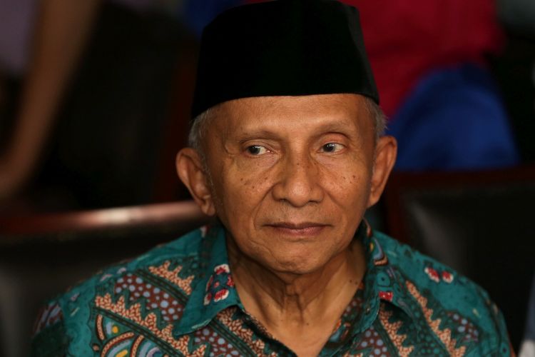 Pendiri Partai Amanat Nasional (PAN), Amien Rais menggelar jumpa pers terkait uang Rp 600 juta yang disebut jaksa KPK berasal dari aliran dana kasus korupsi pengadaan alat kesehatan dengan terdakwa mantan Menteri Kesehatan Siti Fadilah Supari di kediamannya di Taman Gandaria, Jakarta Selatan, Jumat (2/6/2017). Dalam keterangan persnya, Amien menyebutkan bahwa kejadian pada Januari hingga Agustus 2007 lalu dia mengaku menerima bantuan dana operasional dari Soetrisno Bachir, mantan Ketua Umum DPP PAN.