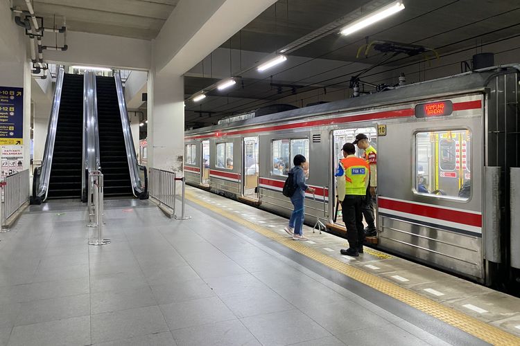 Sesekali Menikmati Stasiun Manggarai Sepi, Tenang Tanpa Dorong-dorongan
