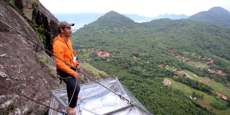 Hotel gantung Padjajaran Anyar terletak di tebing Gunung Parang, Purwakarta, Jawa Barat setinggi 500 meter, Minggu (19/11/2017). Hotel gantung ini diklaim sebagai hotel gantung tertinggi di dunia mengalahkan ketinggian hotel gantung di Peru.  