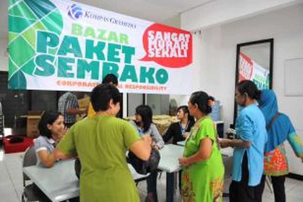 Warga sedang mengantre membeli sembako di bazar murah Kompas Gramedia, Selasa (15/7/2014)