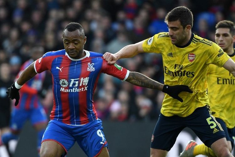 Jordan Ayew (kiri) berduel dengan Sokratis Papastathopoulos (kanan) pada laga Crystal Palace vs Arsenal di Stadion Selhust Park dalam lanjutan pekan ke-22 Liga Inggris, Sabtu 11 Januari 2020.